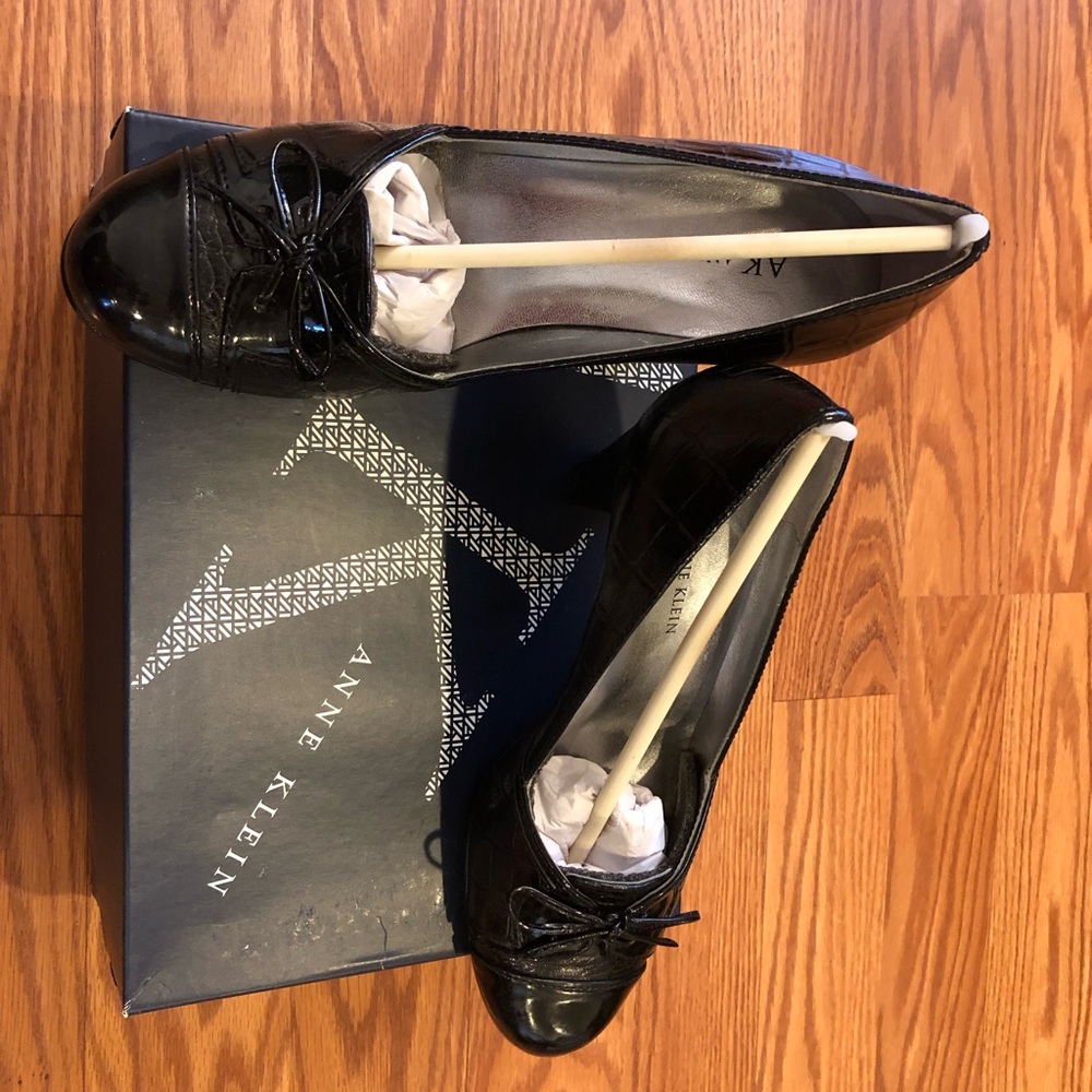 AK Anne Klein Fuji1 Crocodile Pattern Black Leather pump